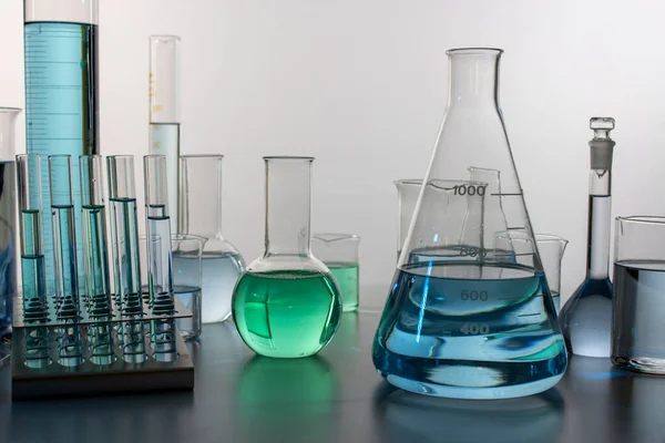 Лабораторне Обладнання Таке Склянки Колби Циліндри Пробірки Добре Розміщені — стокове фото
