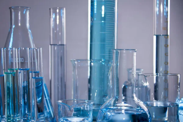 Beher Matara Mezun Olmuş Silindirler Test Tüpleri Gibi Laboratuvar Malzemelerini — Stok fotoğraf