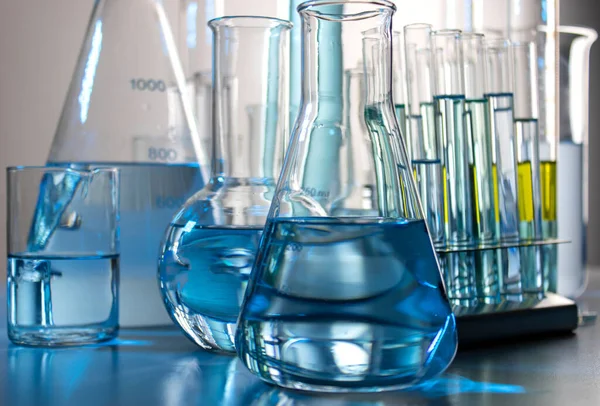 Close Labware Beaker Flask Graduated Cylinders Test Tubes Well Placed — Stock Photo, Image