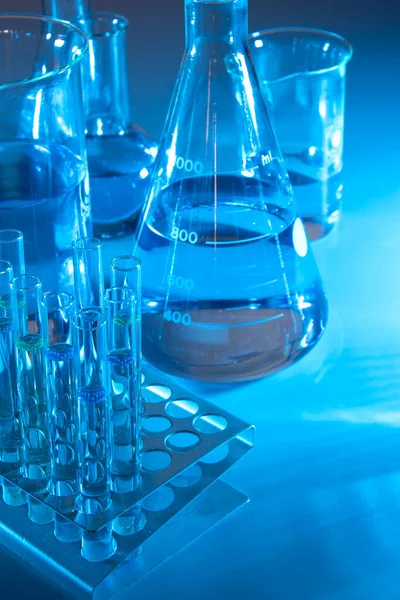 Laboratoriumapparatuur Zoals Bekerglas Kolf Cilinders Reageerbuizen Onder Een Blauw Licht — Stockfoto