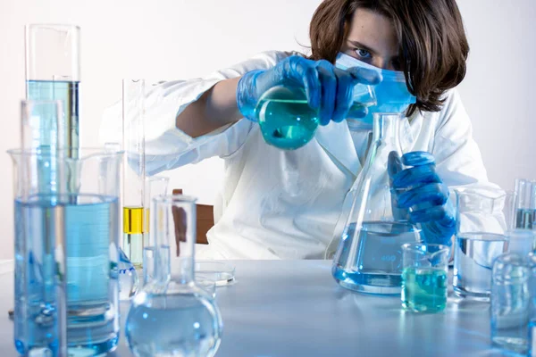 Young Scientist Mixing Liquids Beakers Flask Laboratory — Stock Fotó