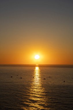 Ortasında tekne olan güzel bir gün batımı.