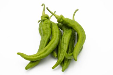 Beyaz arka planda izole edilmiş taze yeşil biber yakın çekim 