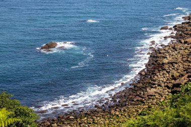Etrafı yeşilliklerle çevrili