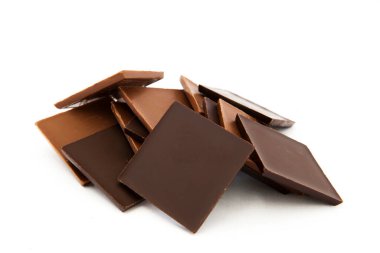 Beyaz arkaplanda çikolatanın üstü. 