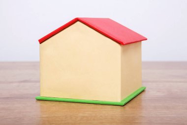 Emlakçı evi modeli. Küçük ev modeli kartondan yapılmıştır. Emlak kavramı.