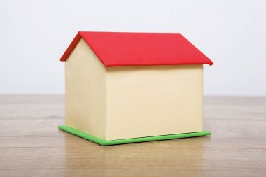 Emlakçı evi modeli. Küçük ev modeli kartondan yapılmıştır. Emlak kavramı.