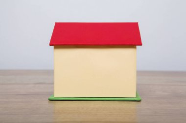Emlakçı evi modeli. Küçük ev modeli kartondan yapılmıştır. Emlak kavramı.