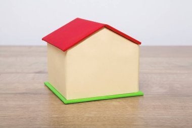 Emlakçı evi modeli. Küçük ev modeli kartondan yapılmıştır. Emlak kavramı.