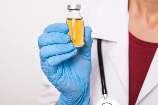 Läkaren Håller Läkemedelsflaskan Händerna — Stockfoto