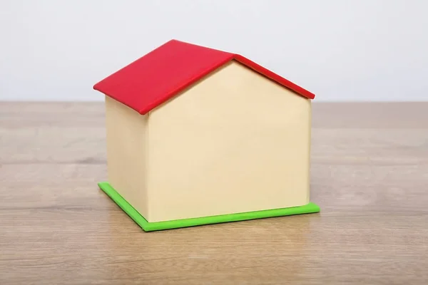 Emlakçı evi modeli. Küçük ev modeli kartondan yapılmıştır. Emlak kavramı.