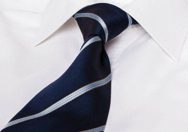 Farklı renkli erkek gömleği ve kravatı..