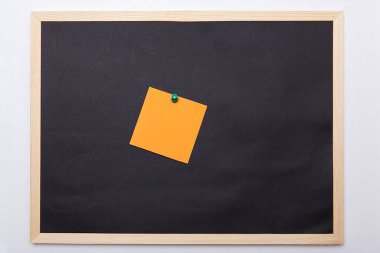  Siyah arka plan üzerine renkli not kağıtları. Post-it..