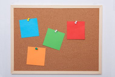 Mantar panodaki renkli notlar (ilan tahtası). Post-it..