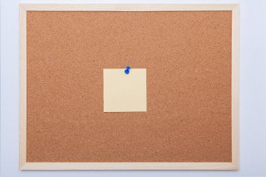 Mantar panodaki renkli notlar (ilan tahtası). Post-it..