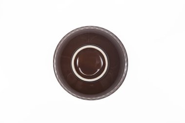 Beyaz arkaplanda renkli seramik kaseler.