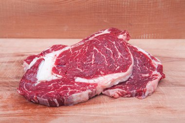 Ahşap arka planda taze çiğ biftek. Biftek..