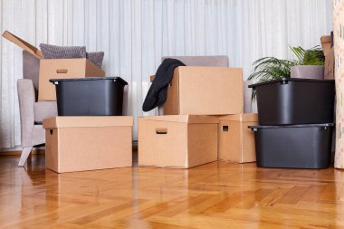 Yeni evdeki kutuları taşıyorum. Emlak kavramı.