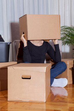 Kadın yeni bir eve taşınıyor. Kutular yeni eve taşındı. Emlak kavramı.