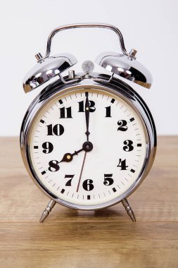 İzole edilmiş beyaz arkaplanda metalik retro alarm saati.