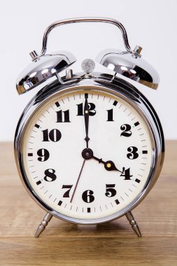 İzole edilmiş beyaz arkaplanda metalik retro alarm saati.