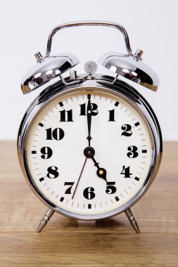 İzole edilmiş beyaz arkaplanda metalik retro alarm saati.