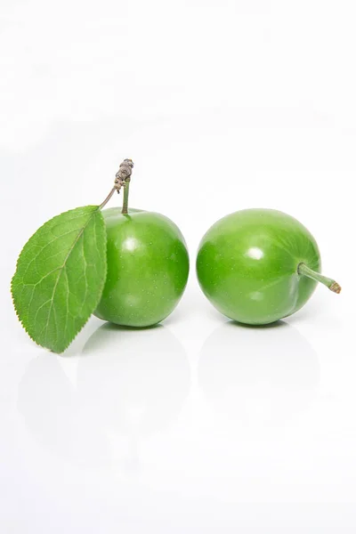 Beautiful Green Fresh Plum White Background Organic Fruit Concepts — Stock Photo, Image