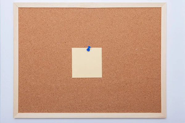 Mantar panodaki renkli notlar (ilan tahtası). Post-it..