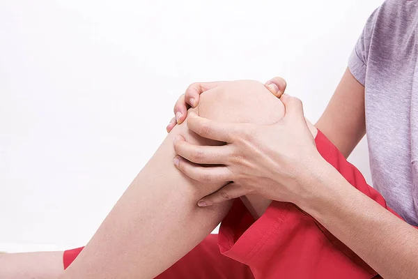 女人抱着她的膝盖 疼痛的概念 保健和医疗概念 — 图库照片