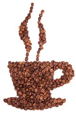 Beyaz arka planda kavrulmuş kahve çekirdeği. Kahve çekirdekli fincan şeklinde..