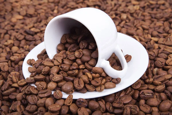 Friss Pörkölt Kávébabot Öntenek Régi Rusztikus Felületre Kávéscsészével — Stock Fotó