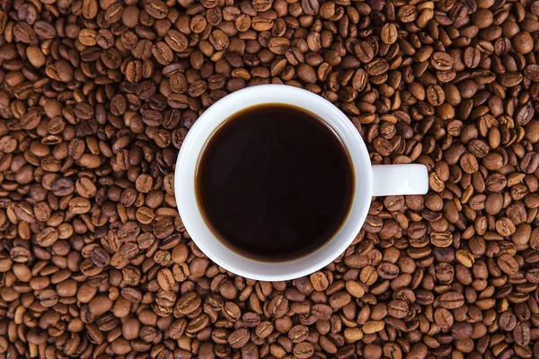 Una Tazza Caffè Caldo Tavolo Legno Con Chicchi Caffè Tostati — Foto Stock