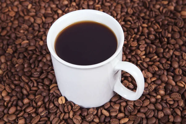 Egy Csésze Forró Kávé Egy Asztalon Sült Kávébabbal — Stock Fotó