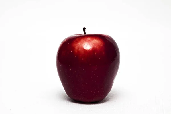 Frisch Reifer Roter Apfel Auf Weißem Hintergrund — Stockfoto