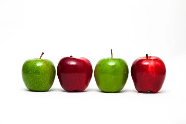 Frische Reife Rote Und Grüne Äpfel Auf Weißem Hintergrund — Stockfoto