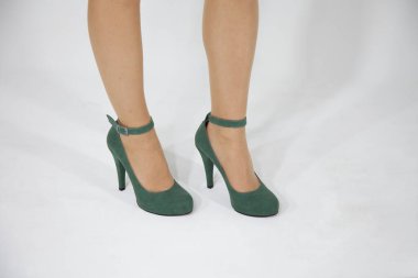 Bir çift deri kadın ayakkabısı..