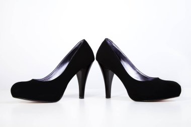 Bir çift deri kadın ayakkabısı..