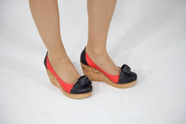 Bir çift deri kadın ayakkabısı..