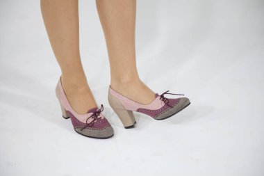 Bir çift deri kadın ayakkabısı..