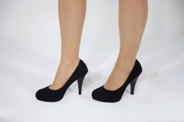 Bir çift deri kadın ayakkabısı..