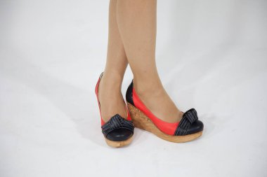 Bir çift deri kadın ayakkabısı..