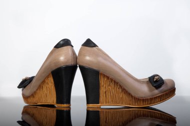 Bir çift deri kadın ayakkabısı..