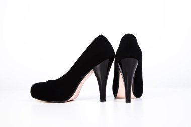 Bir çift deri kadın ayakkabısı..