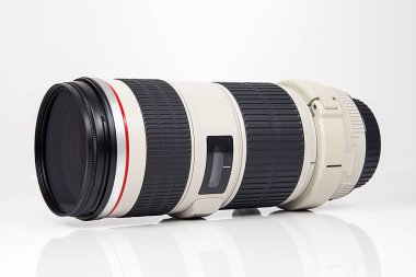  Fotoğraf makinesi merceği beyaz arkaplanda izole edildi. 