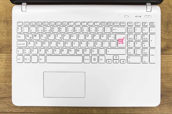 キーボードの上の白いキー オンラインショッピングのコンセプト — ストック写真