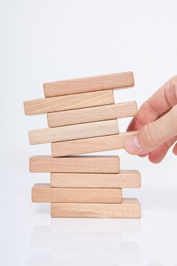 Ahşap bloklu bina konsepti. İş konsepti. Birçok aday arasından ideal kişiyi seç. 