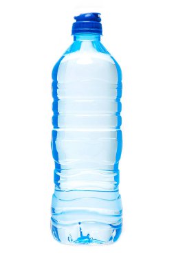 Beyaz arka planda plastik su şişesi. Plastik şişe.. 
