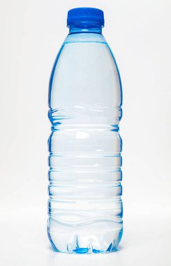 Beyaz arka planda plastik su şişesi. Plastik şişe.. 