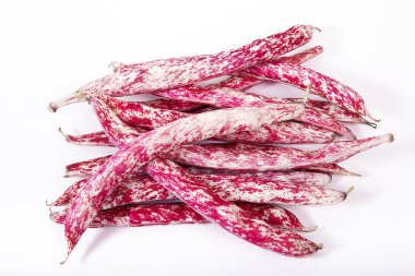 Beyaz arka planda taze organik böbrek fasulyesi. Pembe benekli Borlotti veya kızılcık fasulyesi..