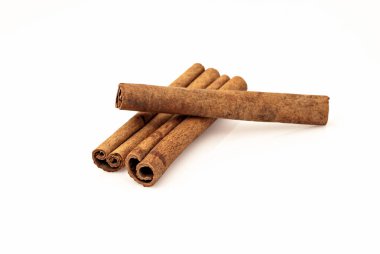 Tarçın beyaz arkaplanda yapışır.